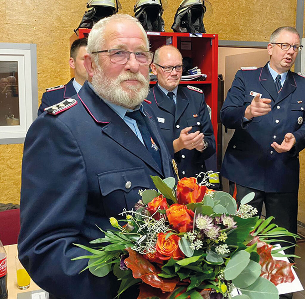 Hans Hinrich Deede wird für 50 Jahre Dienst in der Freiwilligen Feuerwehr Agathenburg geehrt.
