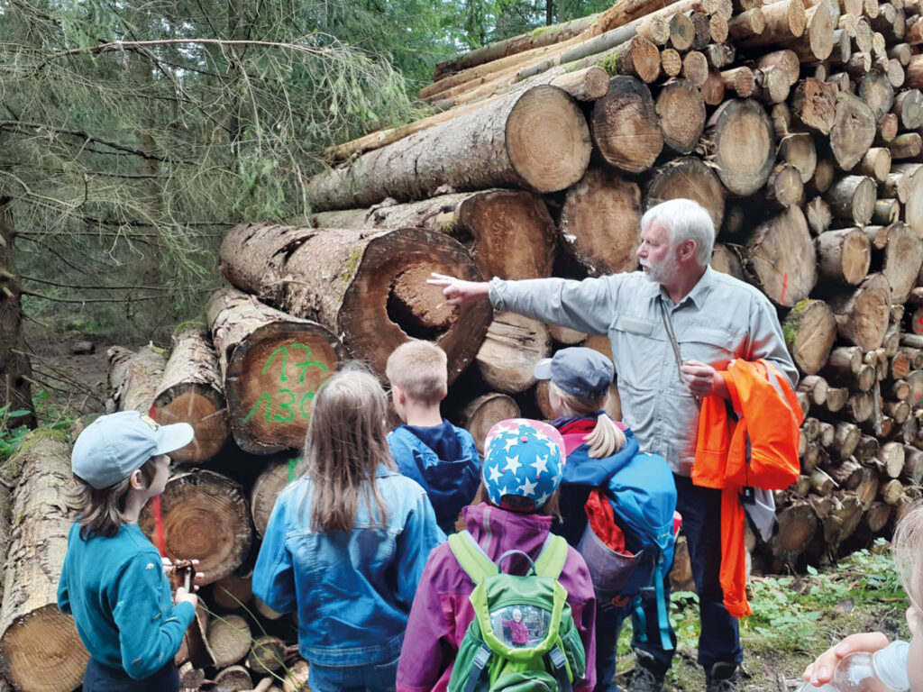 Förster Heiko Brunkhorst führt die Kinder durch Wald und Flur.