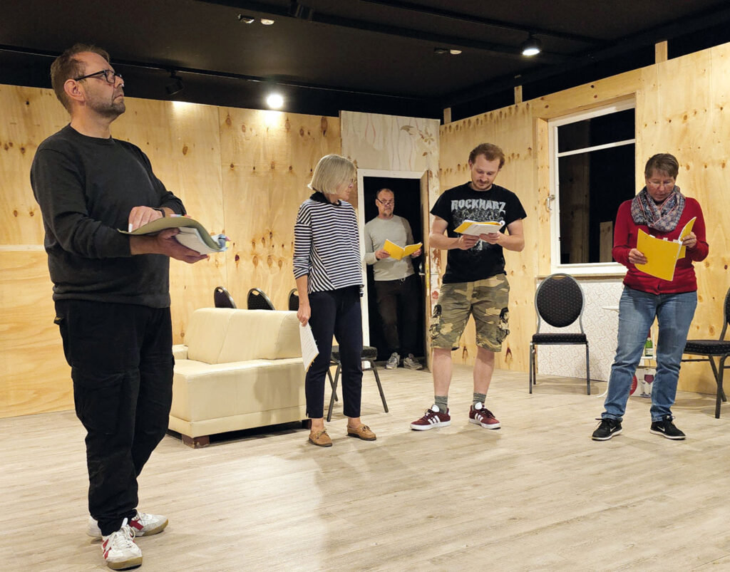 Die Bliedersdorfer Theatergruppe bei einer Probe für die Saison 2026