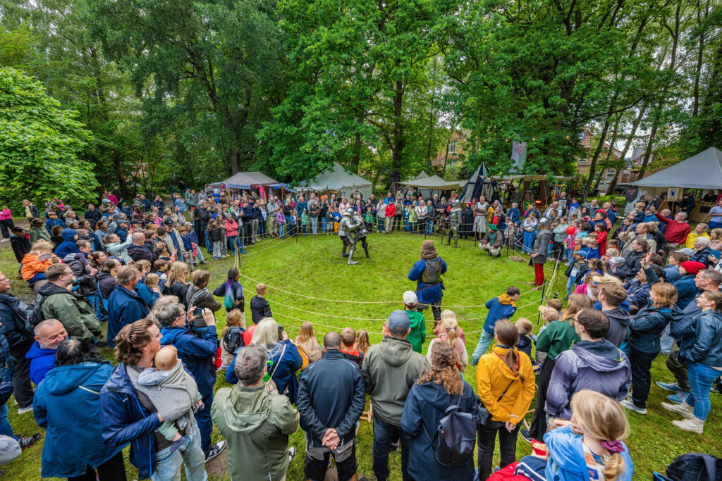Ritter kämpfen auf dem Burginselfest