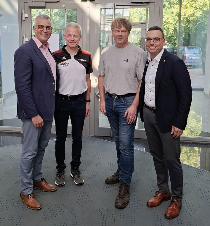Von links: Samtgemeindebürgermeister Knut Willenbockel, Sportwart Stefan Siol, Vorsitzender Olaf Schier, KSK Stade Marko Bergmann
